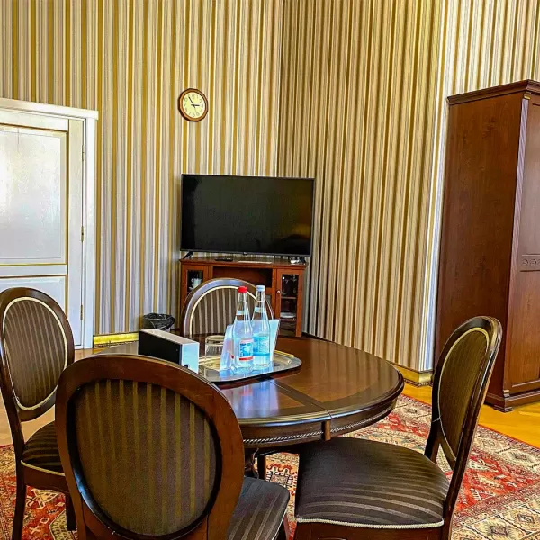 Номер Посольский люкс в санатории Целебный Нарзан в городе Кисловодске - фотография