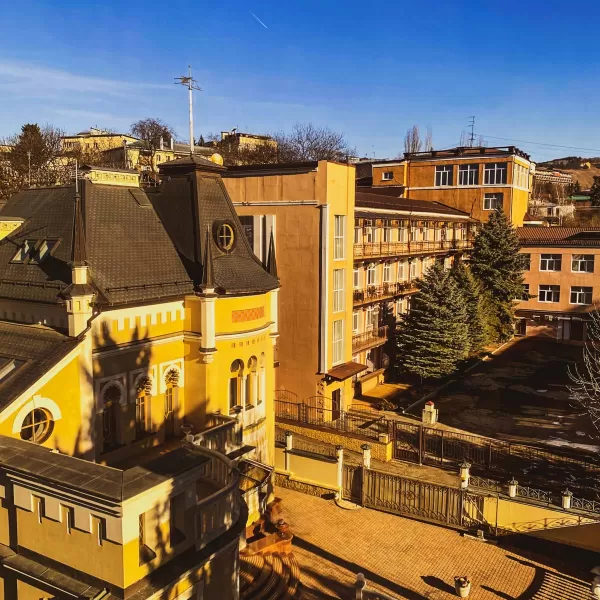 Номер Студия люкс в санатории Целебный Нарзан в городе Кисловодске - фотография
