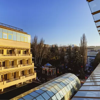 Номер Де люкс в санатории Целебный Нарзан в городе Кисловодске - фотография