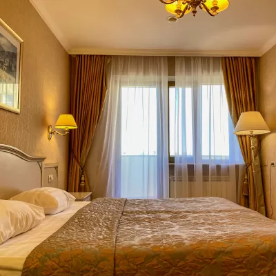 Номер Люкс в санатории Целебный Нарзан в городе Кисловодске - фотография